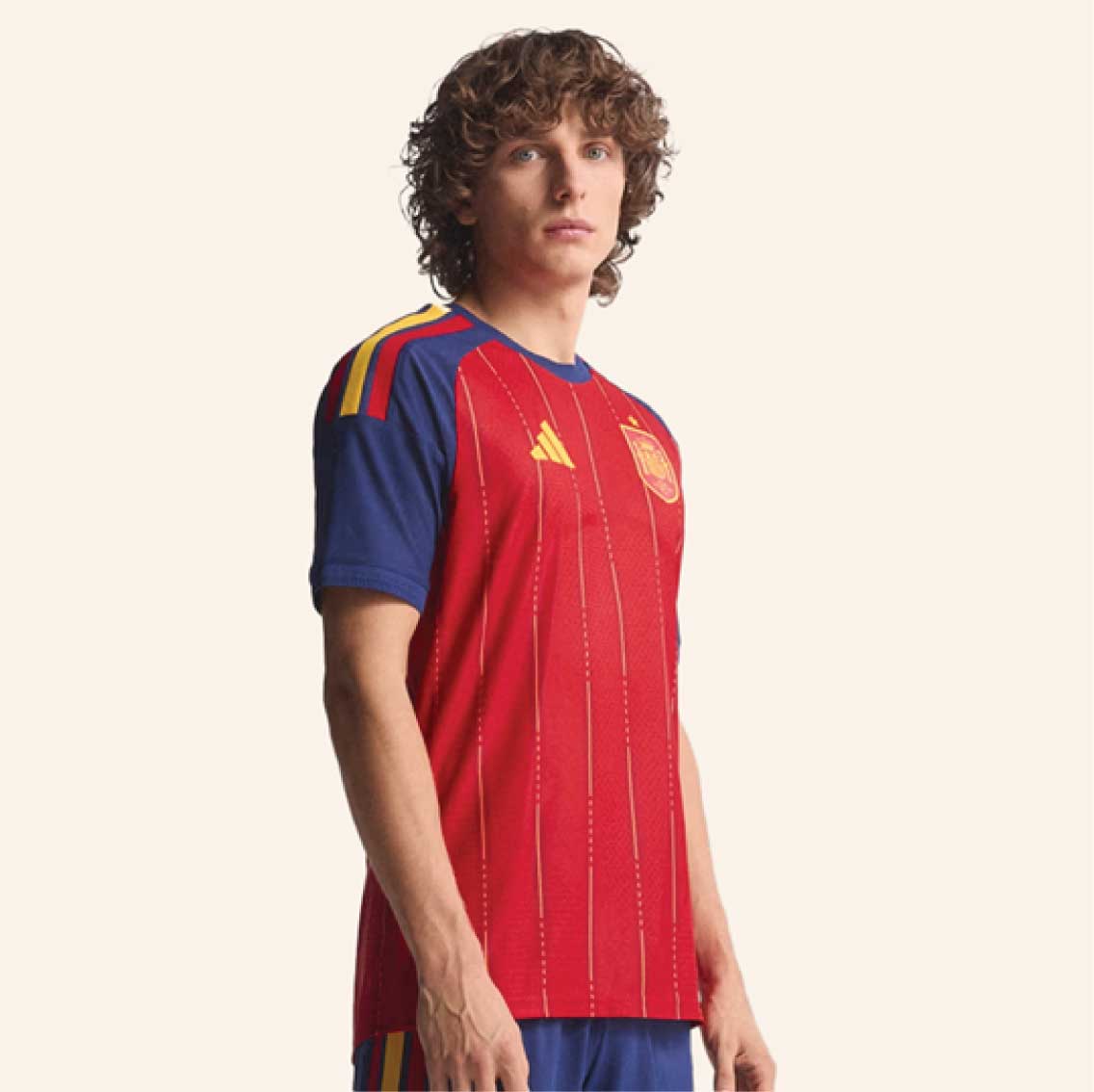 Màu đỏ đặc trưng của Tây Ban Nha trong mùa giải này vẫn giữ độ nổi bật, kết hợp chi tiết hiện đại tạo tổng thể hài hòa